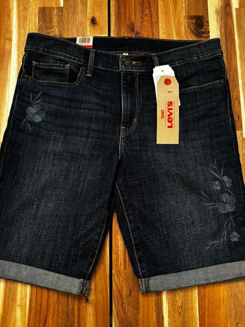 Levi’s Women’s 31 Bermuda Denim Shorts NWT Dark Wash Floral Embroidered Cuffed